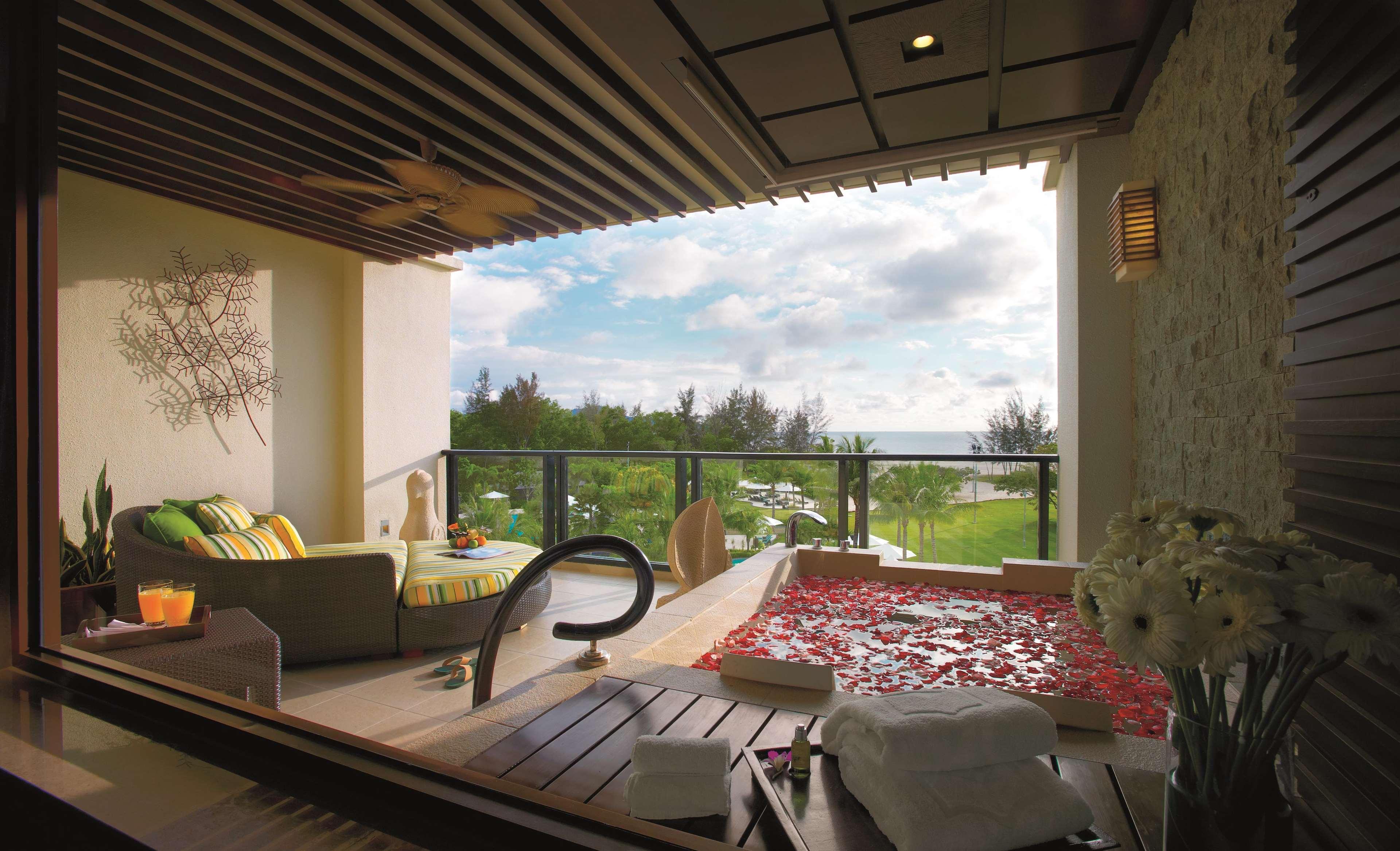 منتجع وسبا شانغريلا - لا راسا ريا كوتا كينابالو المظهر الخارجي الصورة A balcony