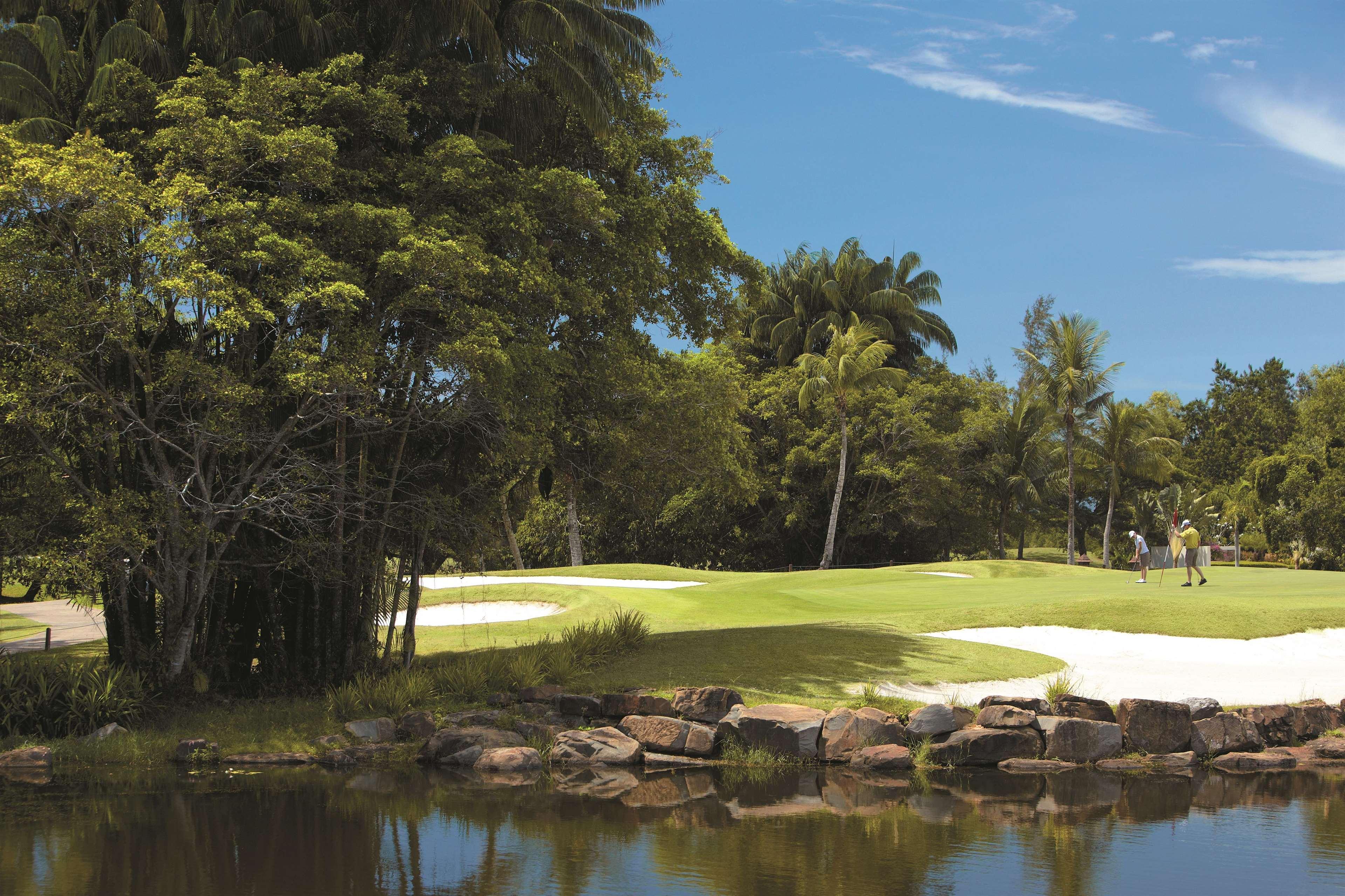 منتجع وسبا شانغريلا - لا راسا ريا كوتا كينابالو المظهر الخارجي الصورة Golf course at the Grand Palladium Resort and Spa