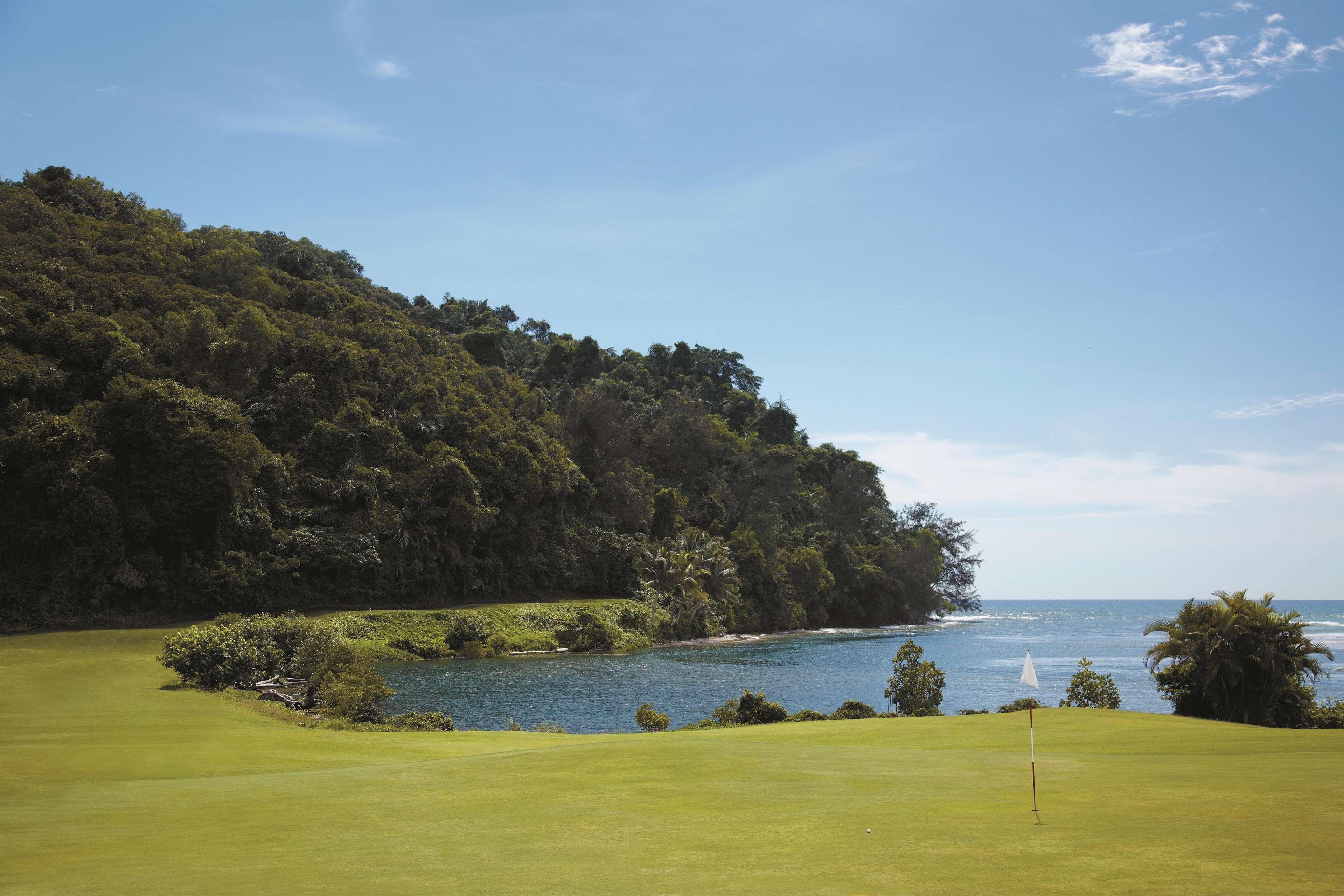 منتجع وسبا شانغريلا - لا راسا ريا كوتا كينابالو المظهر الخارجي الصورة Golf course at the Bayview Hotel
