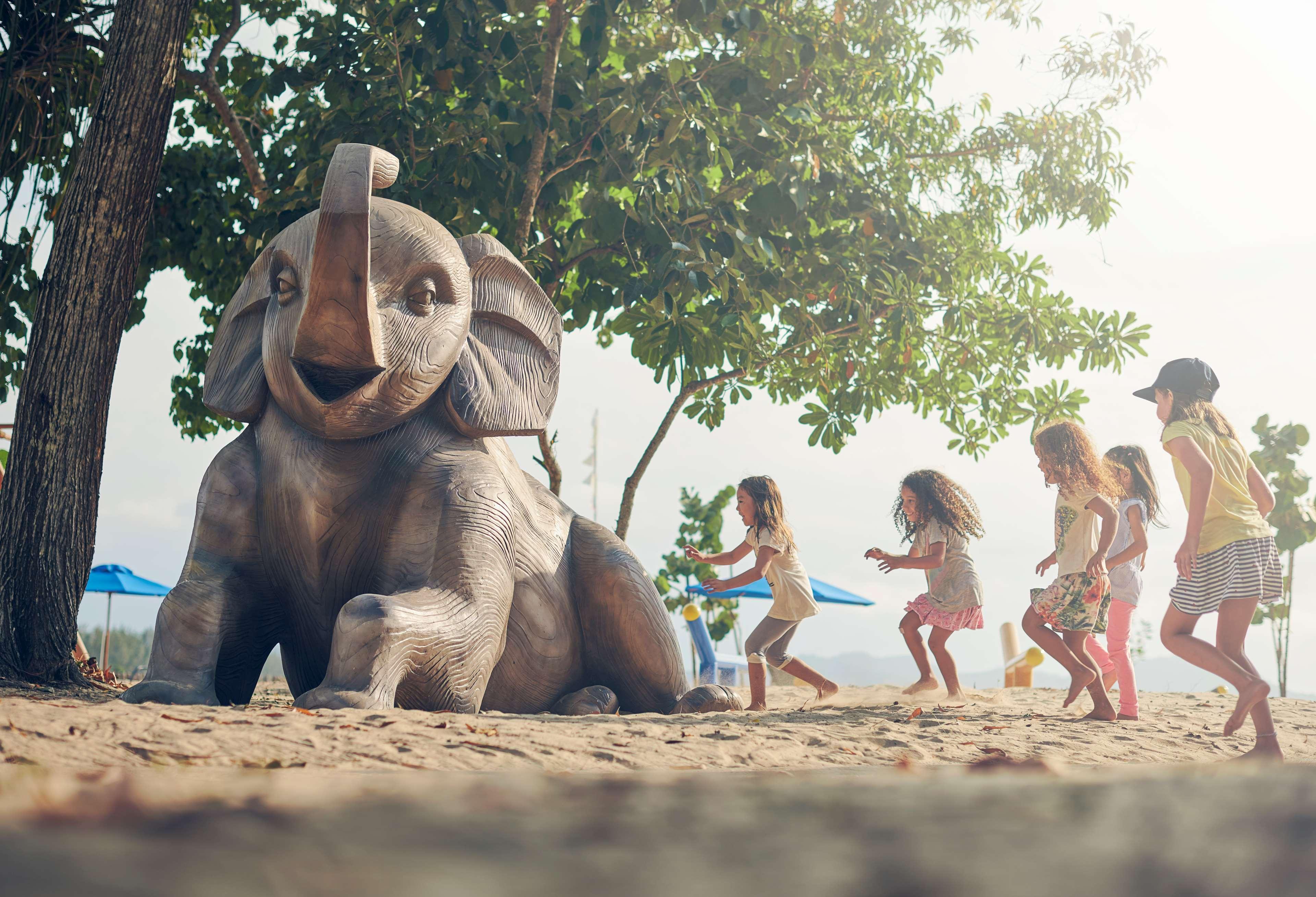 منتجع وسبا شانغريلا - لا راسا ريا كوتا كينابالو المظهر الخارجي الصورة The Elephant statue at the beach