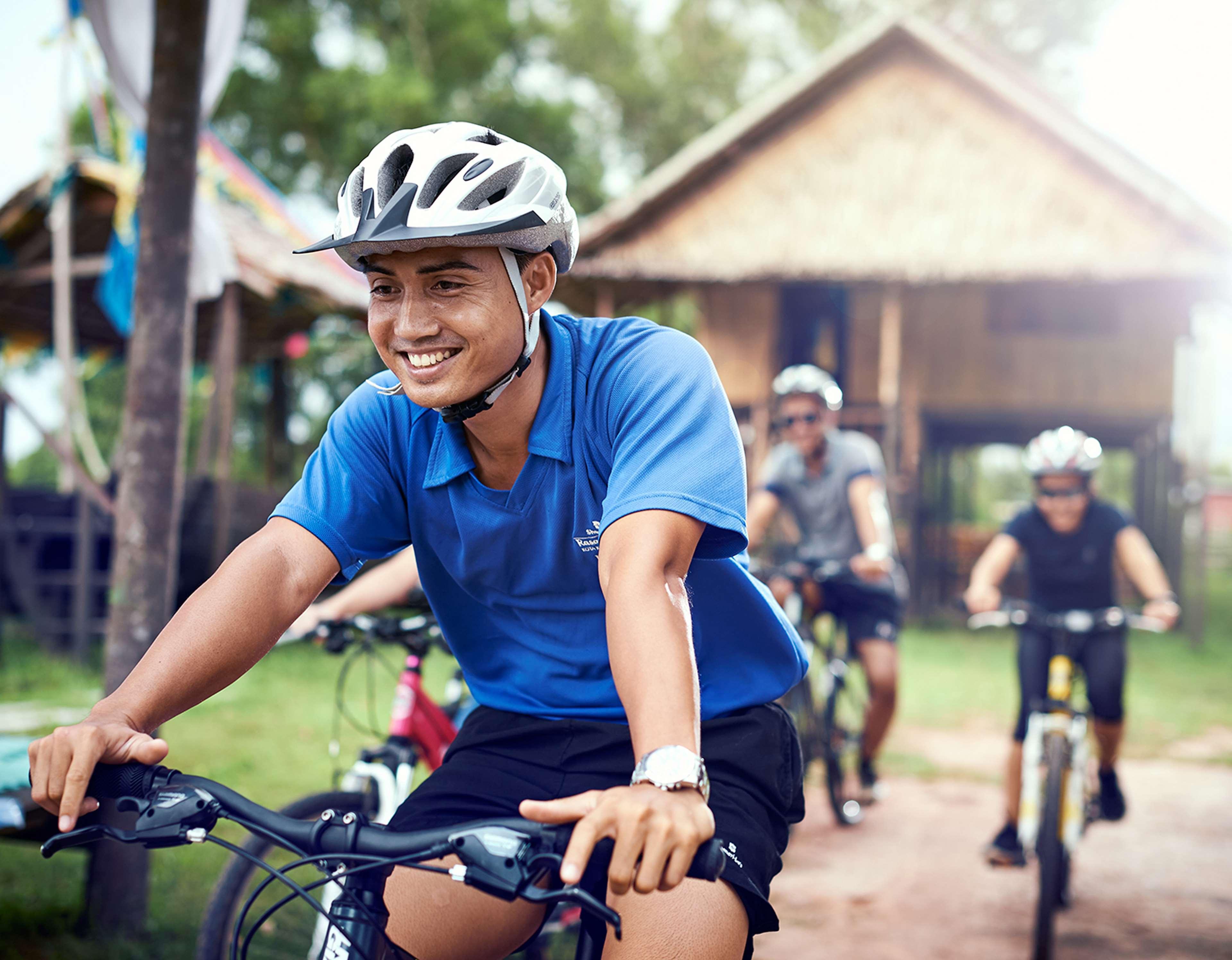 منتجع وسبا شانغريلا - لا راسا ريا كوتا كينابالو المظهر الخارجي الصورة A bicyclist wearing a bicycle helmet