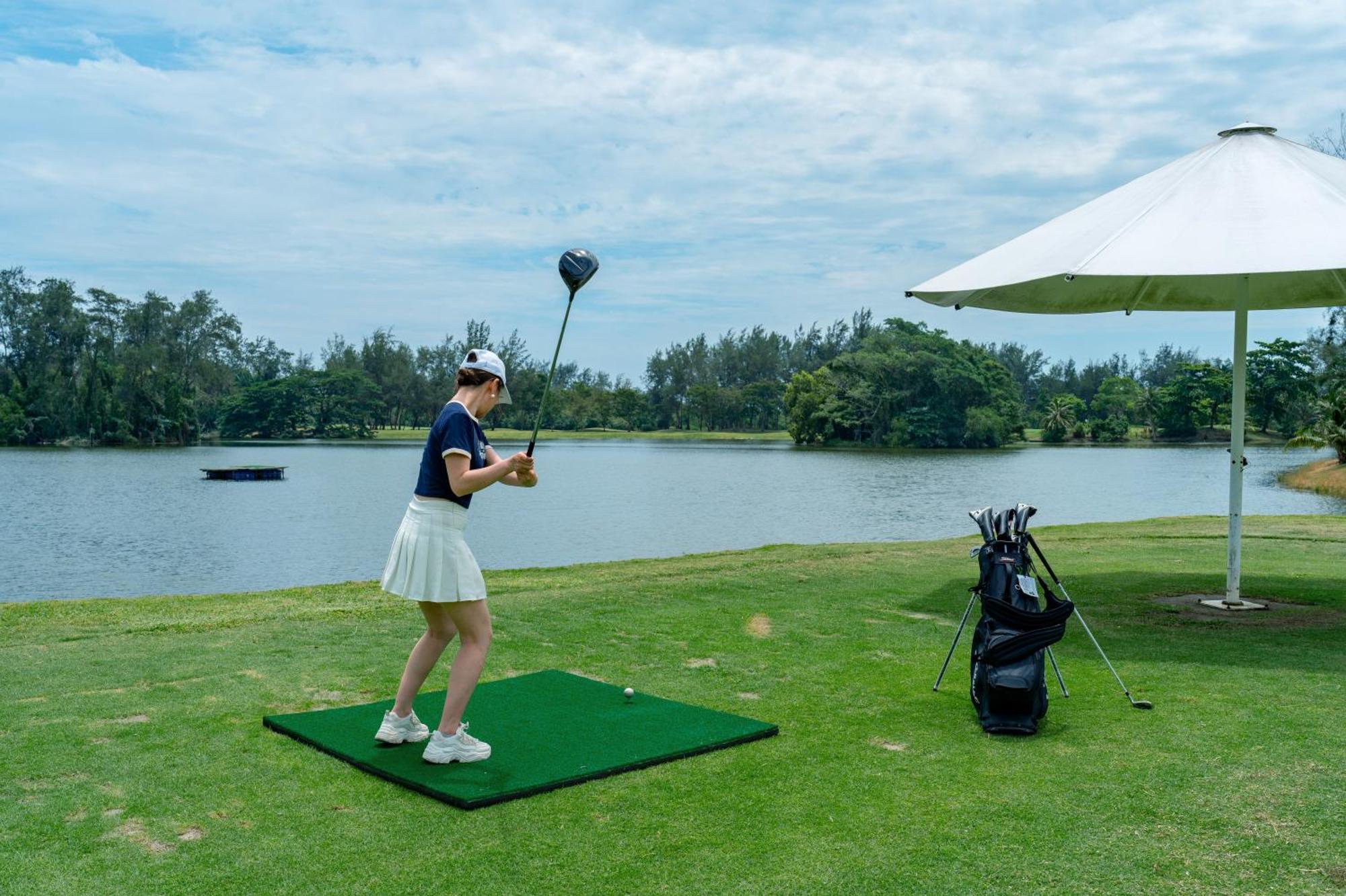 منتجع وسبا شانغريلا - لا راسا ريا كوتا كينابالو المظهر الخارجي الصورة Golf at the Royal Thai Country Club